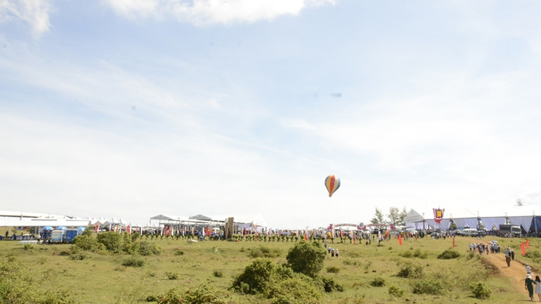 Cao nguyên La Vuông với địa hình bằng phẳng, rộng rãi đã thu hút đông đảo du khách tới tham dự ngày hội.