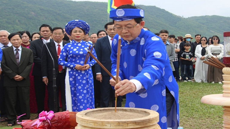 Bí thư Tỉnh ủy Hồ Quốc Dũng dâng hương tại Đài Kính Thiên.