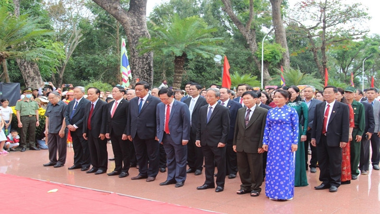 Các đại biểu, lãnh đạo tưởng nhớ công lao các anh hùng dân tộc trong khuôn viên Bảo tàng Quang Trung.