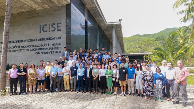 Các nhà khoa học chụp ảnh lưu niệm tại Trung tâm Quốc tế Khoa học và Giáo dục liên ngành (ICISE). Các nhà khoa học chụp ảnh lưu niệm tại Trung tâm Quốc tế Khoa học và Giáo dục liên ngành (ICISE).