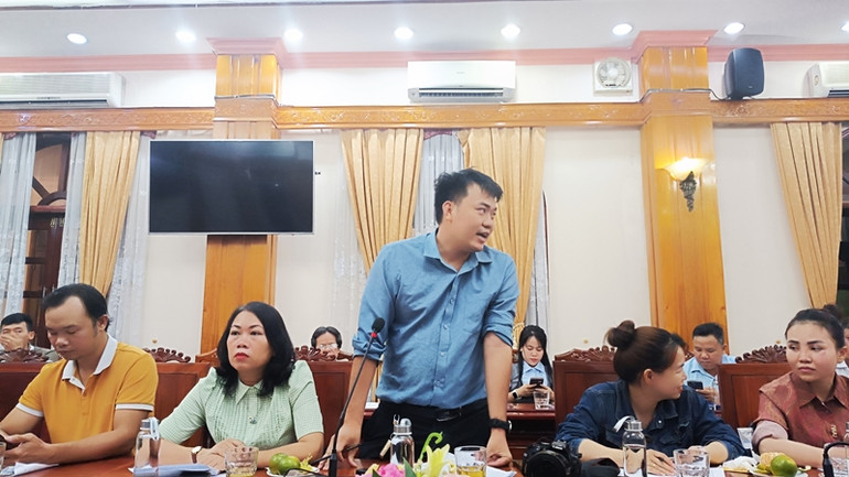 Phóng viên báo VOV phát biểu ý kiến tại buổi họp.