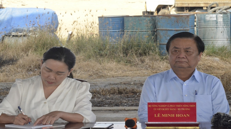 Bộ trưởng lắng nghe chia sẻ của bà con ngư dân tại cảng cá Đề Gi.