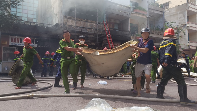 Một số tấm đệm được vận chuyển ra để bảo đảm nguy cơ cháy không còn.