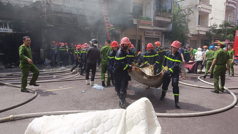 Sau hơn 1 giờ, đám cháy đã được khống chế.