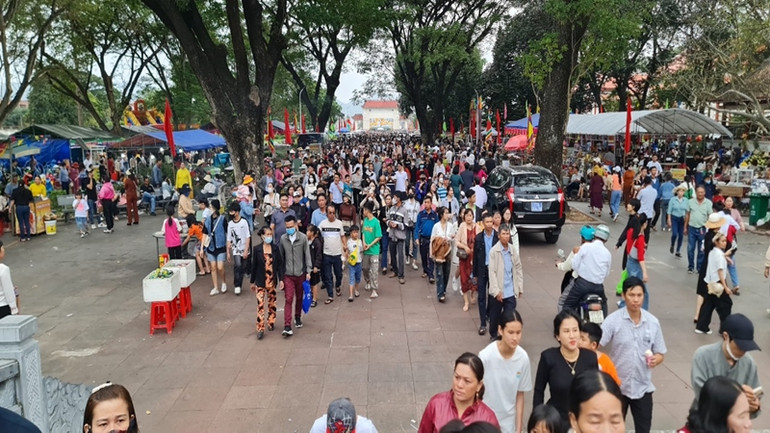 Đông đảo người dân và du khách về Bảo tàng Quang Trung tham quan, trẩy hội.