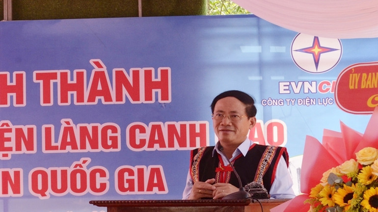 Chủ tịch Ủy ban nhân dân tỉnh Bình Định Phạm Anh Tuấn chia sẻ niềm vui với bà con làng Canh Giao tại buổi lễ. Chủ tịch Ủy ban nhân dân tỉnh Bình Định Phạm Anh Tuấn chia sẻ niềm vui với bà con làng Canh Giao tại buổi lễ.