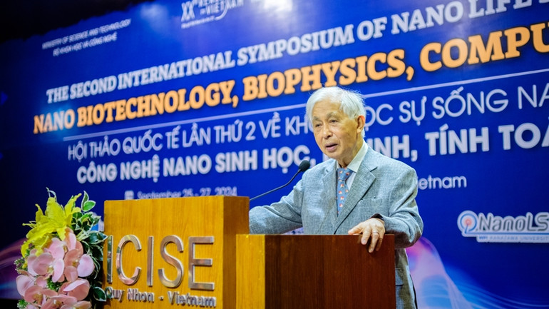 Giáo sư Trần Thanh Vân, Chủ tịch Hội Khoa học Gặp gỡ Việt Nam phát biểu tại hội thảo.