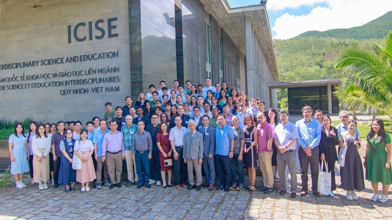 Các nhà khoa học chụp ảnh lưu niệm tại Trung tâm ICISE.