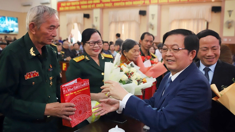 Lãnh đạo tỉnh Bình Định tặng quà tri ân các Mẹ Việt Nam Anh hùng và các Anh hùng lực lượng vũ trang nhân dân.