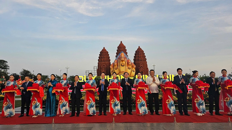 Lãnh đạo tỉnh Bình Định cắt băng khai trương trưng bày cụm linh vật mừng xuân Ất Tỵ 2025. Lãnh đạo tỉnh Bình Định cắt băng khai trương trưng bày cụm linh vật mừng xuân Ất Tỵ 2025.