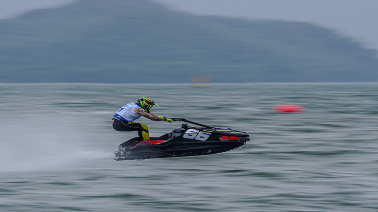 Những chiếc mô-tô lướt trên mặt nước với tốc độ chóng mặt.