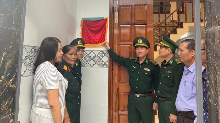 Thủ trưởng Bộ Chỉ huy Bộ đội Biên phòng tỉnh kéo băng khánh thành nhà cho đồng chí Tuấn.