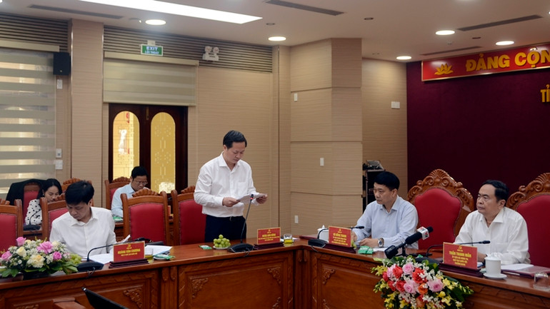 Phó Chủ nhiệm Ủy ban Kiểm tra Trung ương Đoàn Anh Dũng trình bày tóm tắt dự thảo kết luận của Đoàn kiểm tra tại buổi làm việc.