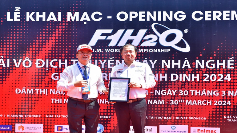 Ông Trần Việt Anh nhận Quyết định thành lập Liên đoàn Thuyền máy thể thao Việt Nam. Ông Trần Việt Anh nhận Quyết định thành lập Liên đoàn Thuyền máy thể thao Việt Nam.