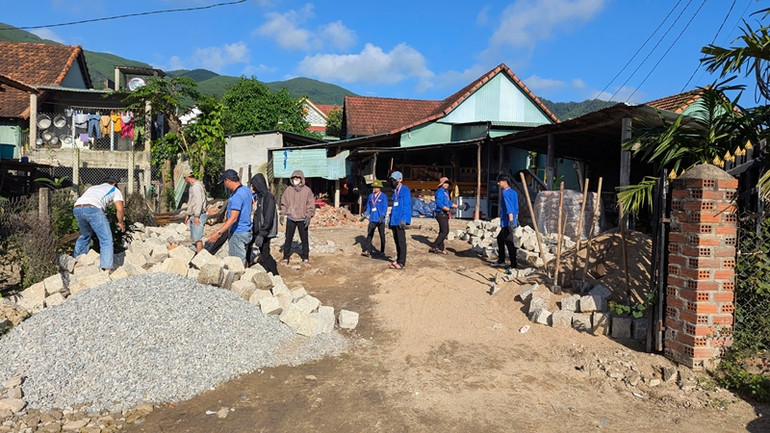 Hỗ trợ người dân xây dựng nhà cửa.