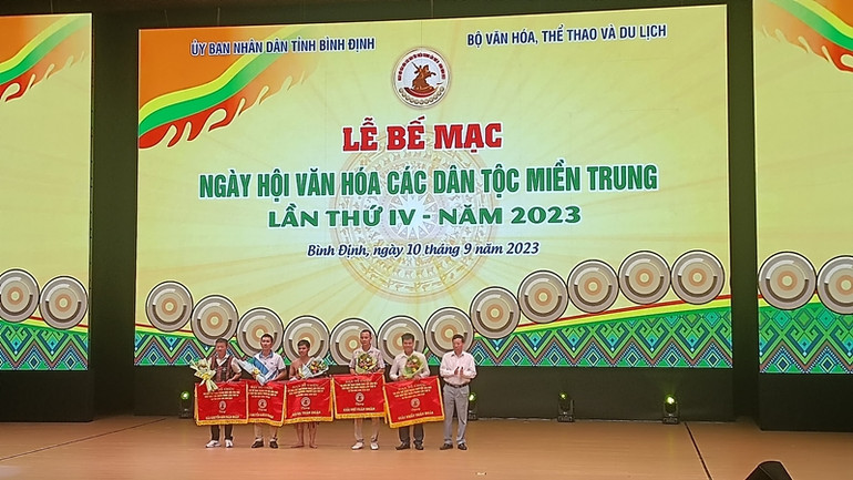 Trao tặng bằng khen cho các cá nhân, tập thể đạt thành tích cao trong ngày hội. Trao tặng bằng khen cho các cá nhân, tập thể đạt thành tích cao trong ngày hội.