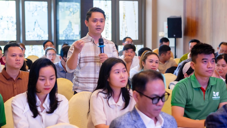 Các đại biểu trao đổi ý kiến tại diễn đàn.