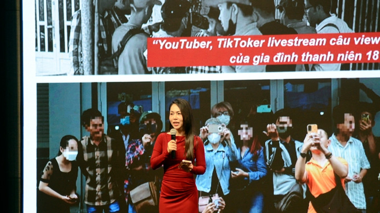 Nhà báo Phạm Như Hiền phát biểu tại hội thảo.