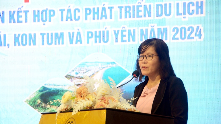 Phó Giám đốc Sở Du lịch Bình Định Nguyễn Thị Kim Chung báo cáo kết quả triển khai chương trình hợp tác phát triển du lịch 6 tỉnh năm 2024.