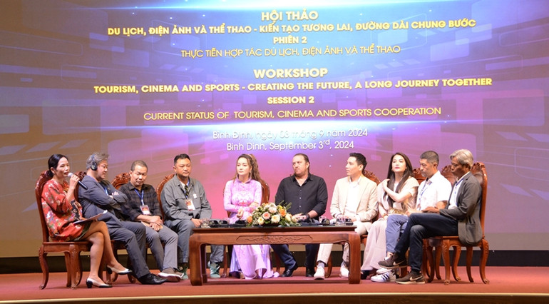 Các đạo diễn, nhà sản xuất, diễn viên thảo luận phiên 2.