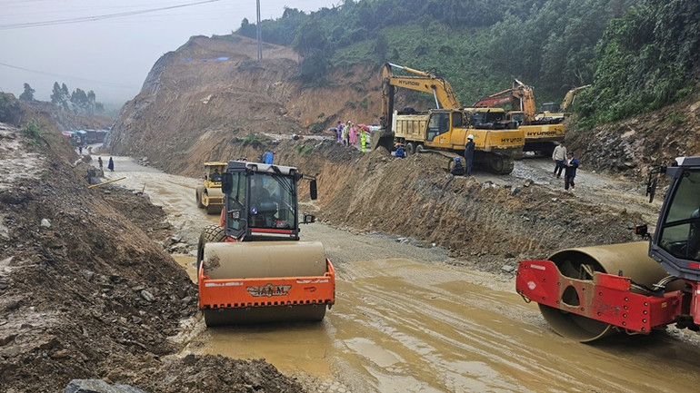 Lực lượng chức năng khẩn trương khắc phục để tuyến đường sớm lưu thông. Lực lượng chức năng khẩn trương khắc phục để tuyến đường sớm lưu thông.