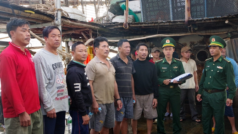 Lực lượng chức năng tiếp nhận và bàn giao các thuyền viên.