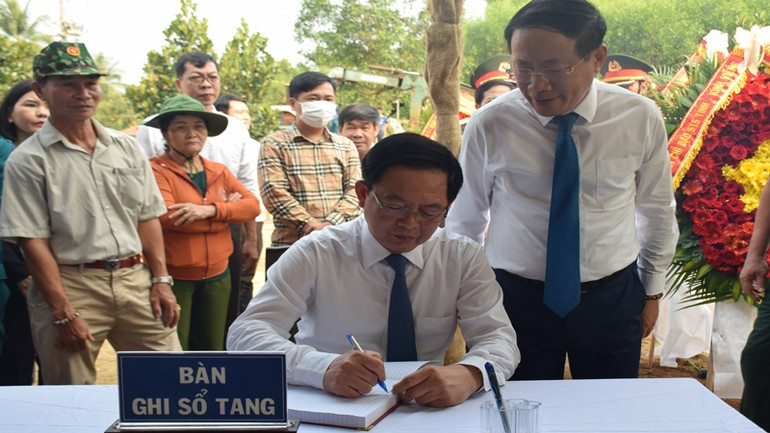 Lễ truy điệu và an táng các anh hùng, liệt sĩ có sự tham dự của các lãnh đạo tỉnh Bình Định.