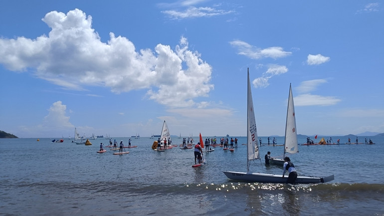 Giải đua thuyền buồm quốc tế và ván chèo đứng Quy Nhơn có sự tham gia của 20 vận động viên quốc tế chuyên nghiệp đến từ 12 quốc gia khác nhau.