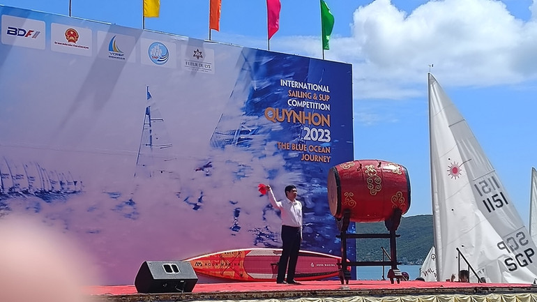 Phó Chủ tịch Ủy ban nhân dân tỉnh Bình Định Lâm Hải Giang đánh trống khai mạc giải.