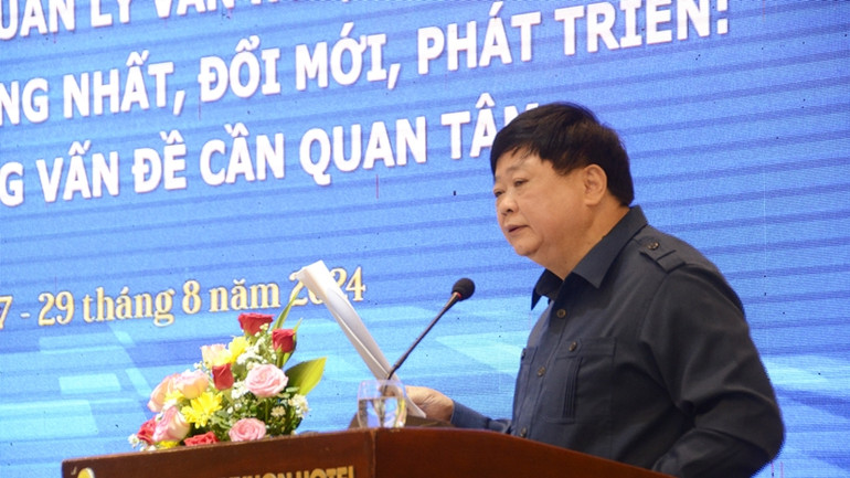 Phó Giáo sư, Tiến sĩ Nguyễn Thế Kỷ, Chủ tịch Hội đồng Lý luận, phê bình văn học, nghệ thuật Trung ương phát biểu tại hội nghị.