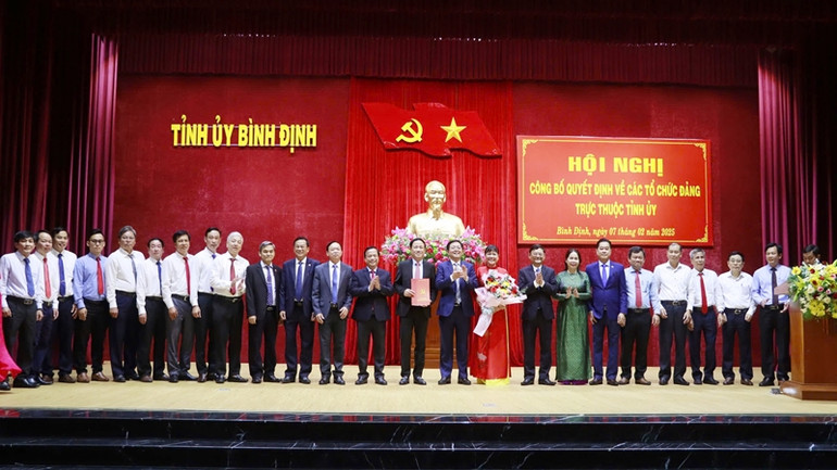 Bí thư Tỉnh ủy Hồ Quốc Dũng trao Quyết định, tặng hoa, chúc mừng Ban Chấp hành Đảng bộ Ủy ban nhân dân tỉnh nhiệm kỳ 2020-2025 ra mắt nhận nhiệm vụ.