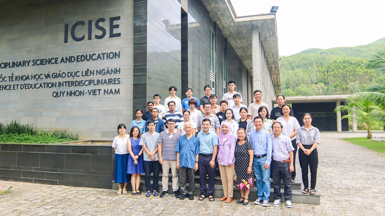 Các nhà khoa học chụp ảnh lưu niệm cùng học viên tại Trung tâm ICISE. Các nhà khoa học chụp ảnh lưu niệm cùng học viên tại Trung tâm ICISE.