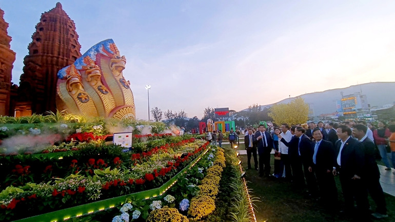 Theo quan niệm người xưa, rắn Naga là linh hồn của thiên nhiên, bảo vệ các nguồn nước như sông, suối, mạch ngầm, giúp mùa màng tốt tươi. Theo quan niệm người xưa, rắn Naga là linh hồn của thiên nhiên, bảo vệ các nguồn nước như sông, suối, mạch ngầm, giúp mùa màng tốt tươi.