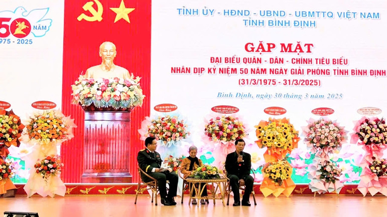 Các anh hùng giao lưu, chia sẻ quý báu nhiều kinh nghiệm tại buổi gặp mặt.