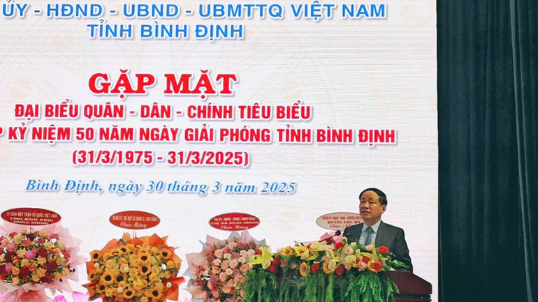 Chủ tịch Ủy ban nhân dân tỉnh Phạm Anh Tuấn phát biểu tại buổi gặp mặt.