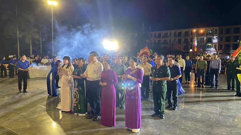 Đại diện lãnh đạo tỉnh Bình Định cùng các ban, ngành, đoàn thể thắp hương tưởng nhớ các anh hùng, liệt sĩ tại Nghĩa trang thành phố Quy Nhơn.