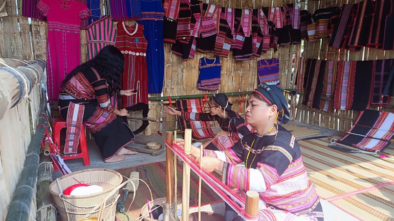 Các nghệ nhân tại Vĩnh Hiệp thể hiện kỹ thuật của nghề dệt truyền thống nổi tiếng.