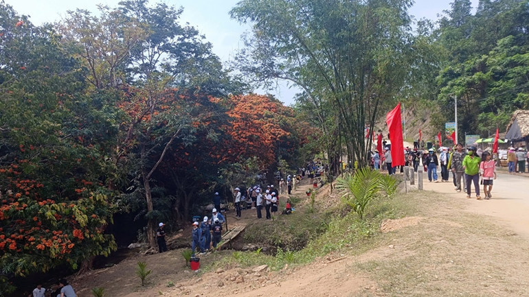 Đông đảo người dân đến suối Tà Má thưởng thức cảnh quan.