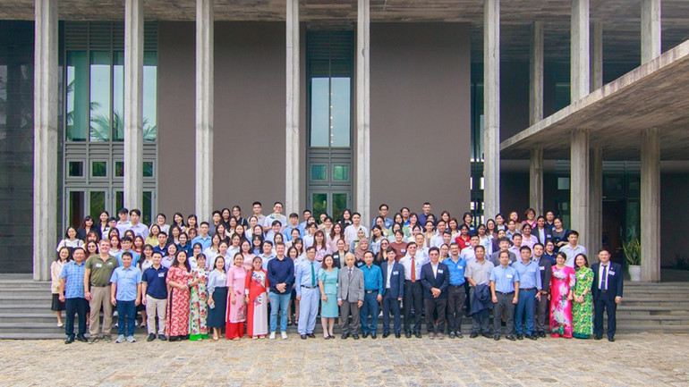 Các đại biểu chụp ảnh lưu niệm tại Trung tâm ICISE.