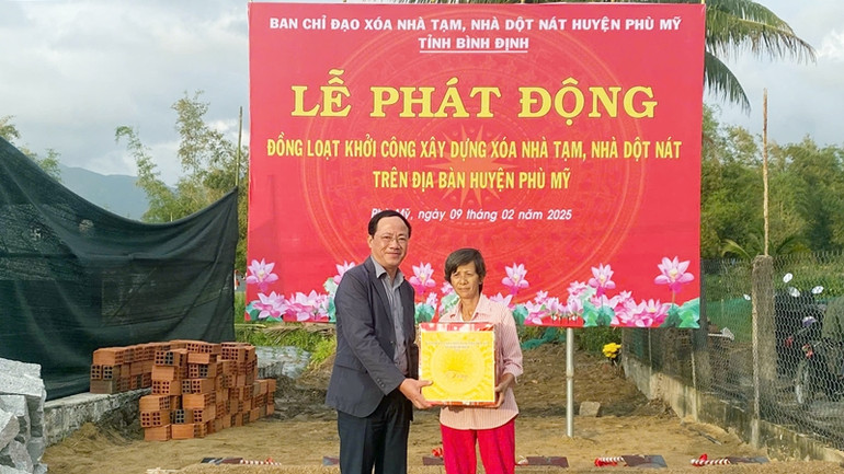 Chủ tịch Ủy ban nhân dân tỉnh Phạm Anh Tuấn tặng quà hỗ trợ gia đình khó khăn.