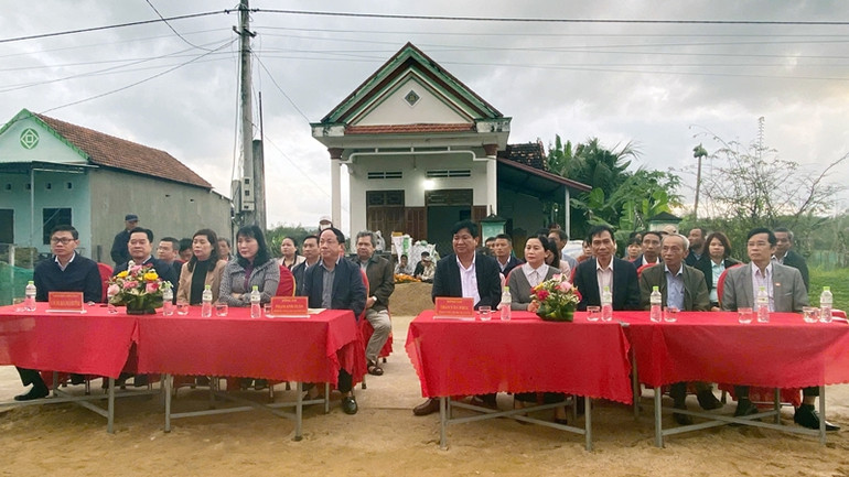 Lãnh đạo tỉnh cùng bà con nhân dân tham gia lễ phát động.
