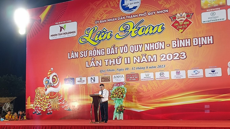 Phó Chủ tịch UBND thành phố Quy Nhơn Nguyễn Phương Nam phát biểu tại lễ khai mạc.