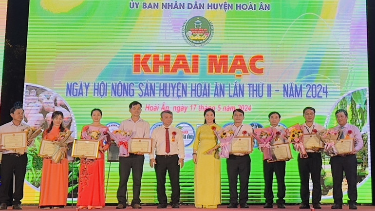 Chủ tịch Ủy ban nhân dân huyện Hoài Ân Nguyễn Hữu Khúc trao bằng khen cho các tập thể, cá nhân tiêu biểu.