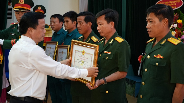 Phó Chủ tịch Thường trực Ủy ban nhân dân tỉnh Bình Định Nguyễn Tuấn Thanh trao bằng khen cho các tập thể, cá nhân có thành tích xuất sắc.