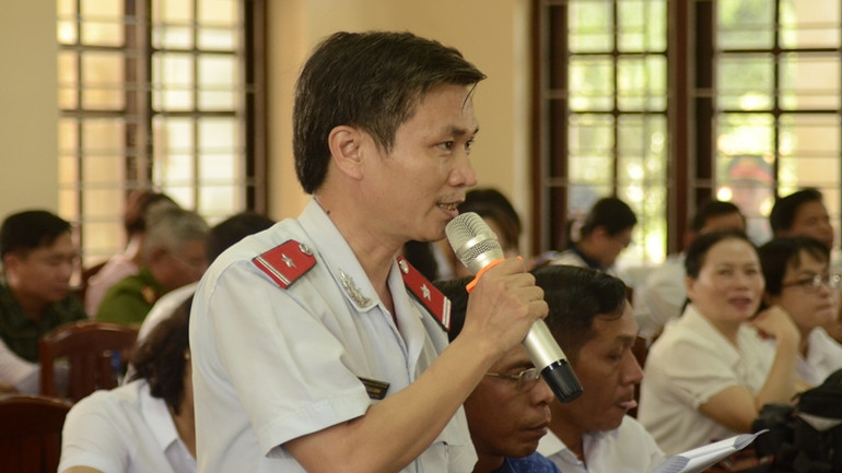 Cử tri đưa ra một số kiến nghị với đoàn đại biểu Quốc hội tại buổi tiếp xúc.