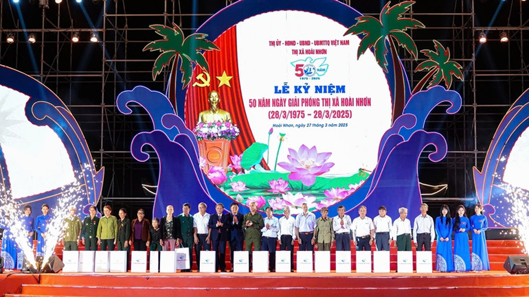 Tặng quà tri ân những người có công với cách mạng.