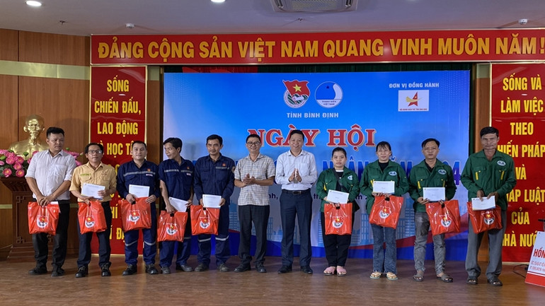 Tặng quà cho các anh, chị thanh niên công nhân có hoàn cảnh khó khăn làm việc tại Khu kinh tế Nhơn Hội.