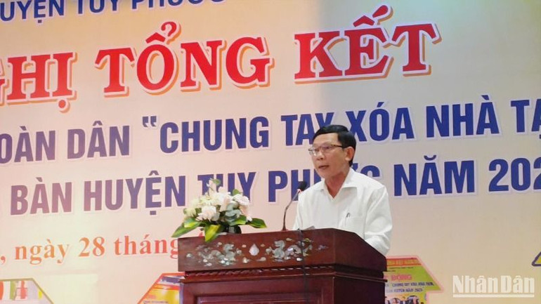 Ông Nguyễn Ngọc Xuân, Phó Chủ tịch Thường trực Ủy ban nhân dân huyện Tuy Phước phát biểu tại hội nghị.