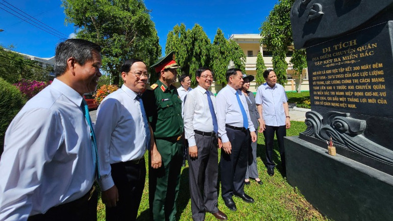 Các đại biểu tham quan di tích địa điểm chuyển quân tập kết ra miền bắc.