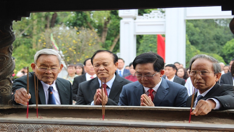 Lãnh đạo tỉnh cùng đại biểu dâng hương tại Đền thờ Tây Sơn Tam kiệt.